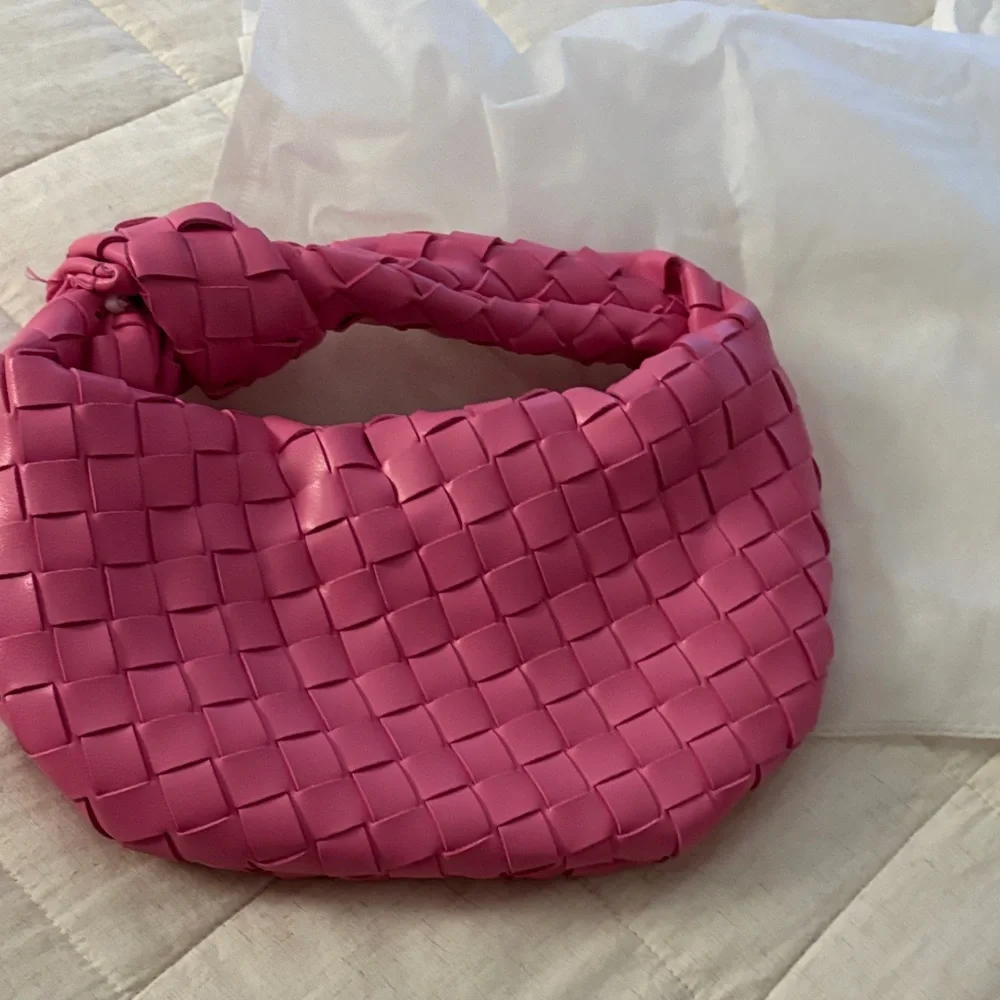 Elegant Pink Woven Shoulder Bag - Picture 4 of 6